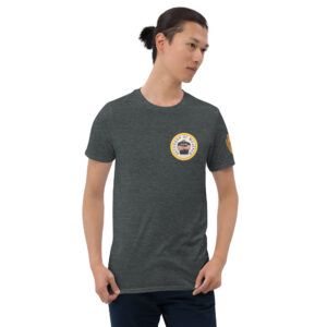 Camiseta gris oscuro de manga corta. Escudo DDM en la manga izquierda. Envío incluido.