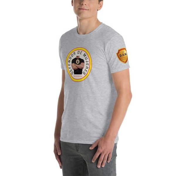 Camiseta gris claro de manga corta. Escudo DDM en la manga izquierda