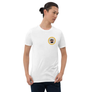 Camiseta blanca de manga corta.