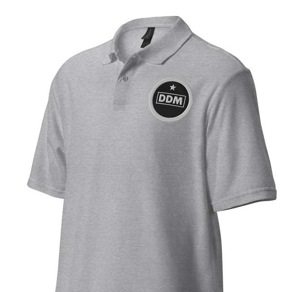 Polo gris de manga corta, de punto imperial. Discreto bordado DDM en la zona del corazón - Imagen 2