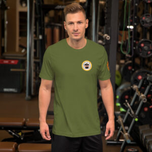 Camiseta color oliva, de manga corta. Escudo DDM en la manga izquierda - Luxe